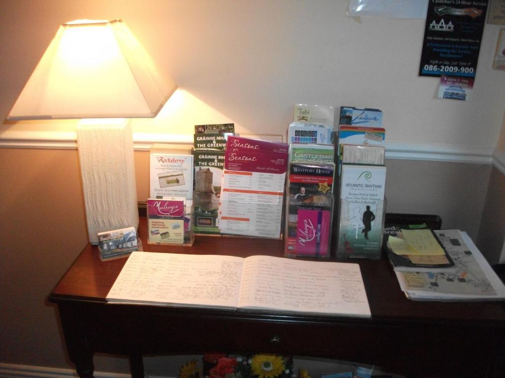 Rocksberry Bed & Breakfast Castlebar Bagian luar foto